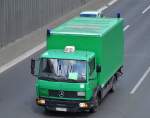 Dieser schon betagte MB 711 (LKW mit Ladebordwand) ist immer noch für allgemeine Logistik-Aufgaben der Berliner Polizei im Einsatz, 07.05.15 Berliner Stadtautobahn Höhe Knobelsdorffstr.