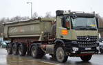MB AROCS 2042 Sattelkipper der Fa.LENNING GmbH, sah von weitem auf Grund der Lackierung wie ein alter Sattelkipper aus, 23.02.17 Berlin-Marazhn.