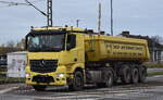 BWK Sand und Kieswerk Reupzig GmhH mit einem Sattelkipper mit MB ACTROS 1843 Zugmaschine am 04.11.25 Bahnübergang Bahnhof Rodleben.
