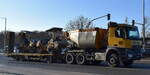 BERGER HOLDING SE mit einem MB AROCS 2542 Spezialkipper mit Mulde auch für flüssige Baustoffe + Tiefladehänger mit zwei Tandemwalzen am 17.12.25 Berlin-Marzahn.