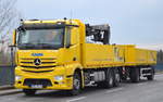 Farblich auffälliger recht neuer MB ANTOS 2545 Baustoffetransport-LKW mit PALFINGER Typ PK 21001 L Perfomance Greifarm (Selbstlader) + Hänger der Fa.KANN am 06.03.17 Berlin-Gehrenseestr.,