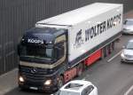 Ein NEW ACTROS 1845 Sattelzug der Sped.WOLTER KOOPS am 12.12.13 Berliner Stadtautobahn Höhe Knobelsdorffstr.
