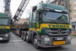 Dieser THÖMEN Schwerlastzug mit einer MB ACTROS V8 4160 hat schon mehere abgebaute Ballastgewichte vom Abbau des LIEBHERR LG 1550 auf der Ladefläche zum Abtransport wieder liegen, 06.04.14