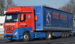 Ein prächtig farbiger MB NEW ACTROS 1845 BLUE TEC 5 Sattelzug der Sped.