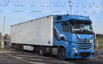 NTG – Naunhofer Transportgesellschaft mbH mit einem Sattelzug mit MB ACTROS 1848 Zugmaschine am 18.12.25 Bahnübergang Bahnhof Rodleben.
