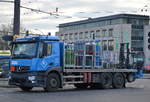 MB ANTOS 2543 mit flacher Ladefläche und Mitfahrstapler am Heck mit Gasflaschen beladen der Fa. SL - Schwanteland GmbH für AIR LIQUIDE am 29.11.17 Berlin Marzahn.