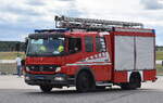 Ein �lteres MB LHF Feuerwehrfahrzeug ohne n�here Beschriftung im Einsatz auf der ILA 2026 BER Flughafengel�nde, 12.06.26