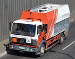 Ungewöhnlicher älterer MB Tanklaster (UN-Nr.