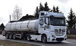 KSG Kampfhenkel Speditionsgesellschaft mbH mit einem Tank-Sattelzug mit MB ACTROS L 1853 Zugmaschine am 24.02.26 Bahnübergang Rodleben.