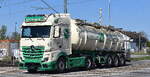 ARH Techentin GmbH mit einem Silo-Sattelzug (Tierfutter) mit MB ACTROS L 1848 Zugmaschine am 21.04.26 Bahnübergang Rodleben.