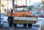 �lterer MB UNIMOG Typ? im Schneer�umdienst eigesetzt, 04.12.10 Berlin-Pankow.