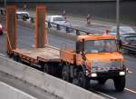 Ein MB UNIMOG mit Tiefladeh�nger der Baufirma MATTH�I, Berliner Stadtautobahn 15.12.08
