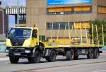 Moderner MB UNIMOG U 20 mit Rungenh�nger der Fa.