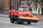 Interessanter alter MB Unimog mit Kehrrolle und Streutrichter, inzwischen privat genutzt von einer Fa.? geh�rte dieser UNIMOG wohl einst zum Fuhrpark der Berliner Feuwerwehr wie man auf den
