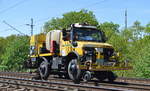 Ein Zweiwege MB-UNIMOG 1650 der Kölner Fa. Lauff mit Siloaufbau und Sprittzvorrichtung zur Unkrautvernichtung (Vegetationskontrolle) am 18.05.17 Berlin-Wuhlheide. 
