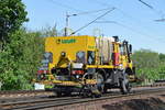 Ein Zweiwege MB-UNIMOG 1650 der Kölner Fa. Lauff mit Siloaufbau und Sprittzvorrichtung zur Unkrautvernichtung (Vegetationskontrolle) am 18.05.17 Berlin-Wuhlheide.