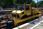 KGT Gleis- und Tiefbau GmbH mit ihrem Zweiwegefahrzeug Unimog 1650 Railstar (Hersteller ZWIEHOFF) Nr. D-KGT 99 80 9908 036-3 an einem Transportzug mit altem Schotter u. Gleisbohlen am 13.05.25 Gleisbaustelle Bahnhof Berlin-Wannsee.  