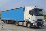 Moderne RENAULT TRUCKS Zugmaschine mit Trailer am 05.04.17 Berlin-Marzahn.