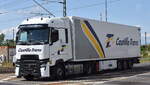 Castillo Trans S.A. (Spanien) mit einem Sattelzug mit RENAULT  T-Truck Zugmaschine am 23.06.25 Bahnübergang Bahnhof Rodleben.