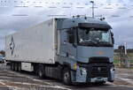 Sattelzug aus Lettland mit Renault T-Truck Zugmaschine am 24.02.26 Bahnübergang Rodleben.