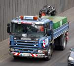 SCANIA 260/94D Baukipper mit Hydraulikgreifarm, 08.03.10 Berliner Stadtautobahn H�he Kaiserdamm.