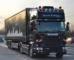 Eine Scania R490 Zugmaschine mit Trailer der Sped.
