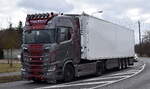 Holger Clauss Transporte GmbH mit einem Kühlthermo-Sattelzug mit herrlicher SCANIA S 560 Zugmaschine am 24.02.26 Bahnübergang Rodleben.