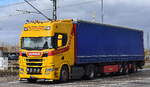 Amerongen Transport & Machineverhuur B.V. aus den Niederlanden mit einem Sattelzug mit toller optischer SCANIA Zugmaschine am 24.02.26 Bahnübergang Rodleben.