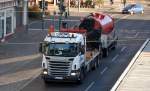 SCANIA G400 Transport LKW mit Hydraulikgreifarm + H�nger mit Abwasser- und F�kalientank beladen am 26.10.12 Berlin Greifswalder Str.