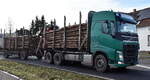 EIN VOLVO FH 500 EURO6 Stammholztransport-LKW (Selbstlader) mit Hänger am 18.12.25 Bahnübergang Bahnhof Rodleben.
