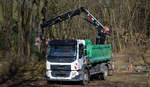 Ein neuerer VOLVO FL 250 Kipper (Selbstlader) eines Gartenbetriebes in Berlin Hirschgarten am 05.02.18