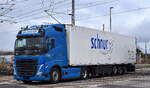 GEBR SCHNUR GmbH mit einem Sattelzug mit VOLVO FH 460 I-SAVE Zugmaschine am 24.02.26 Bahnübergang Rodleben.