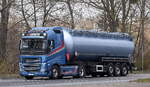 Ein polnischer Sattelzug mit Silotrailer für die Fa.