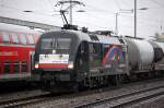 Meine Lieblings-Dispo, die EGP ES 64 U2-002 (91 80 6182 502-5 D-DISPO) mit einem Leerzug Zementsilowagen, 08.11.10 Bhf.