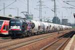 Auch die MRCE Dispolok der EGP ES 64 U2-002 war wider mit einem Ganzzug Zementstaubsilowagen unterwegs, 06.06.11 Bhf.