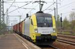 MRCE Dispolok ES 64 U2-012 (182 512-4, Siemens Bj.2002) angemietet von TXL f�hrt �berraschend direkt am Bahnsteig Bhf.