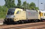 MRCE Dispolok ES 64 U2-006 (91 80 6182 506-6 D-DISPO) inzwischen von der DB System Technik angemietet mit Messzug beim Kurzhalt Bhf.