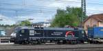 MRCE Dispolok 189 599-1 (ES 64 F4-099, Siemens Bj.2004) f�r TXL t�tig mit Taschenwagenzug vei der Durchfahrt Fulda Hbf.