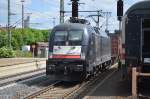 MRCE Dispolok 182 563-7 (ES 64 U2-063, Siemens Bj.2004) für die WLC tätig mit Containerzug bei der Durchfahrt Fulda Hbf.