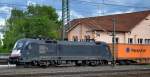 MRCE Dispolok 182 565-2 (ES 64 U2-065, Siemens Bj.2004) für BoxXpres mit Containerzug am 09.05.14 Durchfahrt Fulda Hbf.