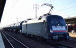 Blöde Lichtverhältnisse jetzt im Dezember, trotzdem eine echte Überraschung, ein TXL-MRCE Taurus ES 64 U2-035 mit Kesselwagenzug (ungewöhnliche TXL-Güterleistung in unseren