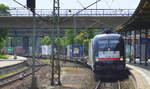 boxXpress.de GmbH mit dem MRCE Taurus Es 64 U2-015/182 515-7 und Containerzug Durchfahrt Bf.