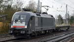 Der MRCE Taurus ES 64 U2-021 [NVR-Number: 91 80 6182 521-5 D-DISPO] mit einem Railadventure Drehgestell-Schutzwagen der Wagengattung Sfps Richtung Frankfurt/oder ob der eigentlich an TXL vermietete Taurus heute für Railadventure eine Überführung im Auftrag hat entzieht sich meiner Kenntnis, 31.01.18 Berlin-Hirschgarten.