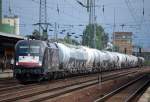 MRCE Dispo EGP ES 64 U2-002 mit dem �blichen Zug Zementsilowagen am Ende des Zuges aber auch eine Schiebewandwageneinheit + Drehgestellflachwagen bei der Durchfahrt im Bhf.