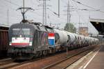 Die MRCE Lok der EGP die ES 64 U2-002 hat die 212 279-4 und einen Ganzzug Zementstaubsilowagen am Haken, 06.10.10 Bhf.