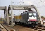 MRCE Dispolok ES 64 U2-028 (91 80 6182 528-0 D-DISPO) mit Messzug Richtung Berliner Innenstadt, 12.10.10 Berlin-Pankow.