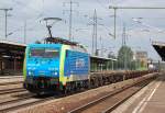 Die farbige MRCE Lok ES64F4-205/EU45-205 6 189 205-8 der PKP Cargo mit einem ganz schwach beladenen Container- und Taschenwagenzug am 14.06.12 Bhf.