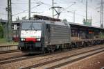 Noch mal aus der N�he MRCE Dispolok ES 64 F4-210 (91 80 6189 210-8 D-DISPO) vermietet an ERSR mit Container- und Taschenwagenzug am 21.06.12 Bhf.