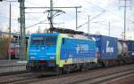 MRCE Mietlok 618 9 205-8/EU45-205 der PKP Cargo mit fast leerem Containerzug bei der Durchfahrt im Bhf.