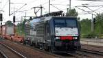 MRCE Dispolok f�r ERSR ES 64 F4-208 (E 189-208) mit Containerzug bei der Durchfahrt im Bhf.